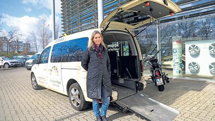 Taxiunternehmerin Anke Hübner vor ihrem Inklusionstaxi.