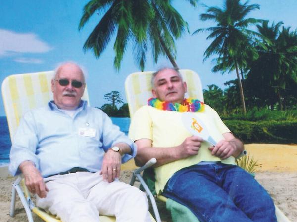 Sein einziger Freund. Julius Krizsan (links) engagiert sich ehrenamtlich für Gefangene – und entspannt 2015 mit Thomas Rung vor der Fototapete beim Sommerfest.