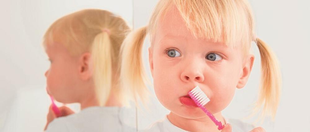 Soll ich oder soll ich nicht? Wenn Kinder nicht putzen mögen, kann das unterschiedliche Ursachen haben. Vielleicht ist die Zahnbürste nicht die richtige?