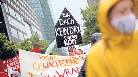 In Berlin gilt „Dax“ mitunter als Schimpfwort – nicht als erstrebenswertes Ziel. Die Deutsche Wohnen hat es dennoch erreicht. Auf Demonstrationen, wie hier im Juni 2020, forderten Aktivisten die Enteignung des Konzerns. 