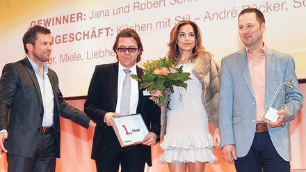 Robert Schrödel (2. von links) bei einer Preisverleihung mit Fußballer Lothar Matthäus (links) in Berlin im Jahr 2013.