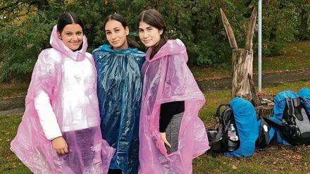 Duygu Borisova, hier mit ihren Freundinnen, mag Camping. Bei den Expeditionen zum Duke Award ist sie genau richtig. 