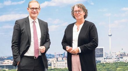 Der Regierende Bürgermeister Michael Müller und IHK-Präsidentin Beatrice Kramm sind sich einig, dass die Digitalisierung in der Stadt vorangetrieben werden muss. 