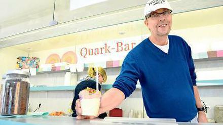 Ran an den Becher. Kurt Pawlak serviert Erfrischendes in der Quark Bar. 