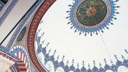 Islam zum Ansehen: Die Deckenverzierung der Sehitlik-Moschee in Neukölln.