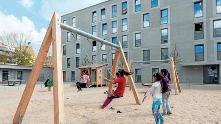 Kinder spielen im Hof einer Gemeinschaftsunterkunft für Flüchtlinge (MUF) in Marzahn-Hellersdorf,