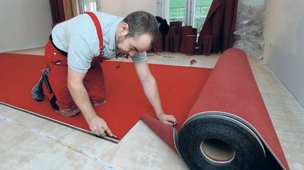 Ausgerollt. Nico Hübner bereitet den Teppichboden zur Verlegung vor. Mehr als 200 Handwerker arbeiten zurzeit an der Fertigstellung des Landtags. Foto: dpa