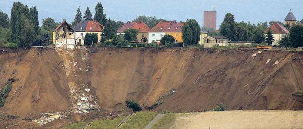 Gefahr an der Altgrube. 2009 waren Teile des Dorfes Nachterstedt (Sachsen-Anhalt) in den Tagebausee abgerutscht. Dasselbe Risiko besteht offenbar auch im südbrandenburgischen Lauchhammer. 