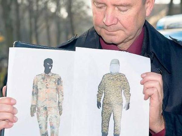 Suche nach dem Täter: Ein Polizeisprecher präsentierte 2011 ein Phantombild vom Maskenmann in Tarnkleidung. 