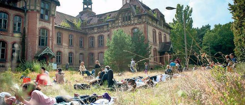 In den Ruinen der alten Frauenheilanstalt in Beelitz findet am 9. Mai ein Food-Festival mit internationaler Küche statt.