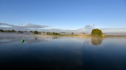 Pegel halten. Die Havel – hier bei Sonnenaufgang nahe Ketzin – und die Spree führen zu wenig Wasser.