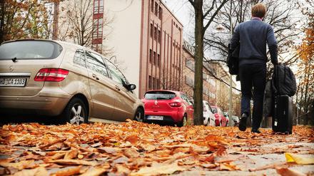 Schön anzusehen, aber nicht ungefährlich: Herbstlaub auf den Straßen Berlins.