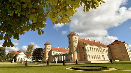Die Stadt Rheinsberg ist für ihr Schloss und Kurt Tucholsky bekannt, doch jetzt kommt sie wegen eines Mitarbeiters der Stadtverwaltung in die Kritik.