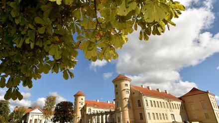Rheinsberg ist bei Touristen besonders für das gleichnamige Schloss im Ortskern bekannt, in dem sich auch das Tucholsky-Literaturmuseum befindet.
