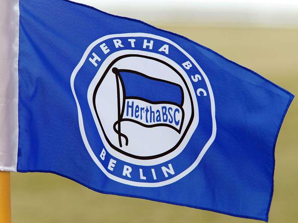 Stürmische Vergangenheit: Eine Hertha-BSC-Fahne auf dem Vereinsgelände.