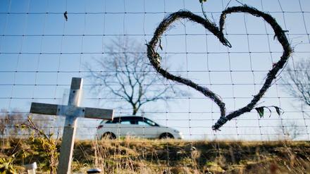 Ein Herz und ein Kreuz zum Gedenken an einen Verkehrstoten. (Symbolbild)