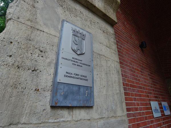 Das Eingangsschild zur Paula-Fürst-Schule.