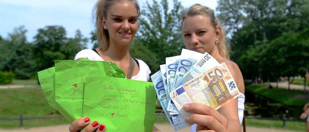 Reiche Beute. Die Schwestern Annika und Julia aus Lichtenrade fanden gleich drei Umschläge mit Geld.