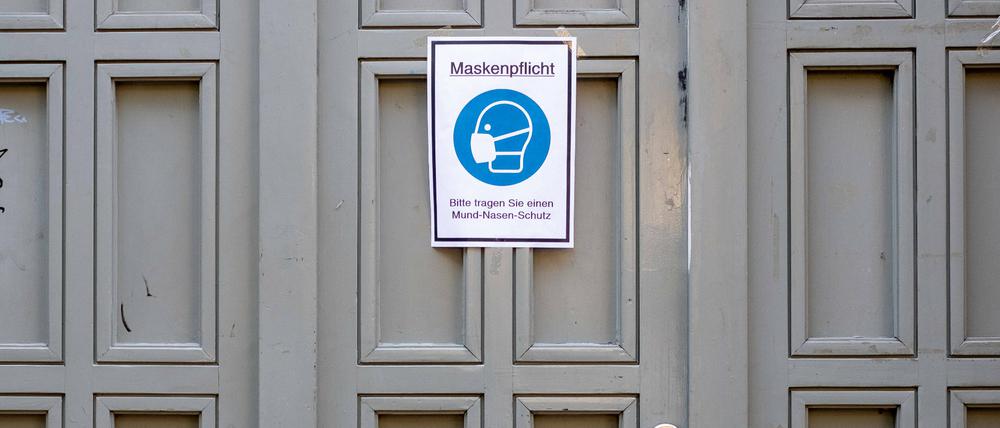Hinweisschild zur Maskenpflicht am Eingang einer Berliner Schule. 