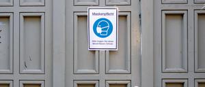 Hinweisschild zur Maskenpflicht am Eingang einer Berliner Schule. 