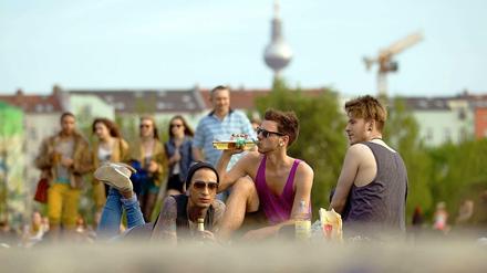 Berliner Lässigkeit: Entspannen im sommerlichen Mauerpark. 