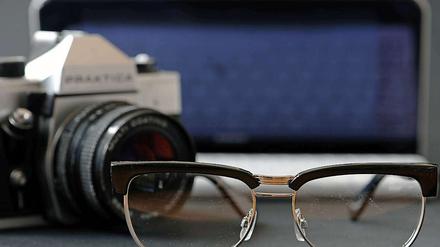Typische Accessories wie die Analogkamera und Nerd Brillen sind Kennzeichen junger Hipster.