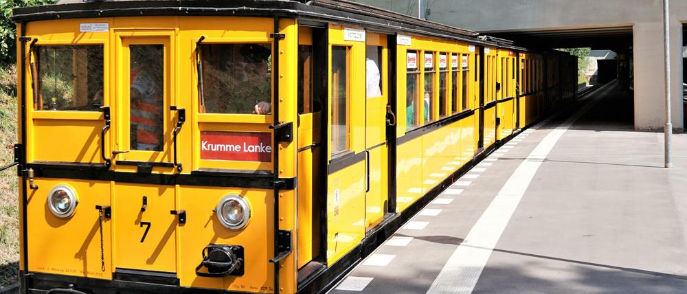 Die älteste U-Bahn-Baureihe AI ist zur "Langen Nacht" zwischen Zoo und Olympia-Stadion unterwegs..