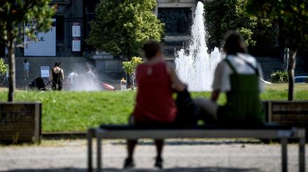 Spaziergänger sitzen auf einer Bank im Schatten im Lustgarten. (Symbolbild)
