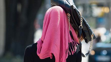 Eine Frau mit Kopftuch: Als Lehrerin dürfte sie das in Berlin nicht tragen - bisher.