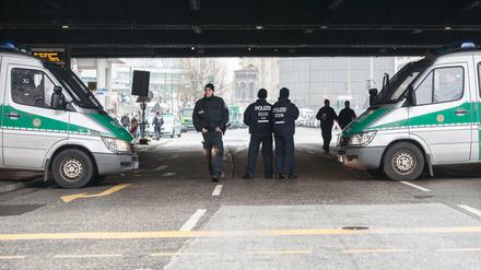 Immer viel zu tun: Polizisten in Berlin. Das Bild zeigt Beamte in der City West während des Staatsbesuches des israelischen Premiers Benjamin Netanjahu.