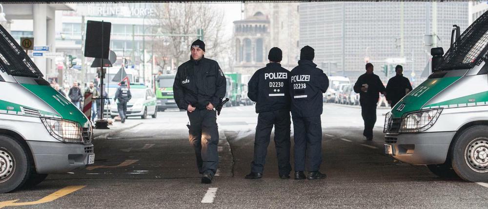 Immer viel zu tun: Polizisten in Berlin. Das Bild zeigt Beamte in der City West während des Staatsbesuches des israelischen Premiers Benjamin Netanjahu.
