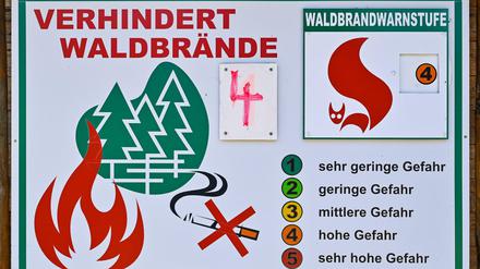 Ein Schild mit der Aufschrift «Verhindert Waldbrände» zeigt die zweit höchste Waldbrandwarnstufe 4 an. 