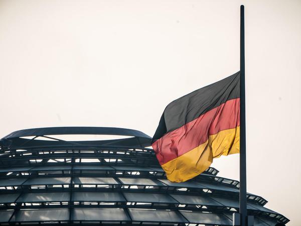 Die Fahnen am Bundestag sind zum Gedenken an die Befreiung des Konzentrationslager Auschwitz auf halbmast gesetzt. 