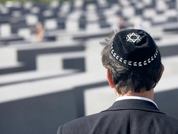 Eine Jude mit der traditionellen Kopfbedeckung Kippa. 