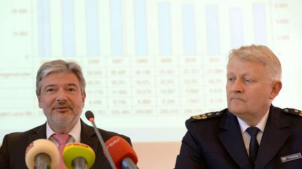 Brandenburgs Innenminister Holzschuher und Polizeipräsident Feuring weisen die Vorwürfe zurück.