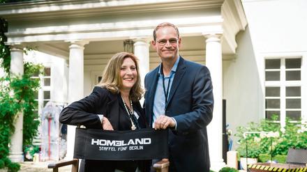 Am Set: "Homeland"-Regisseurin Lesli Linka Glatter mit dem Regierenden Bürgermeister Michael Müller.