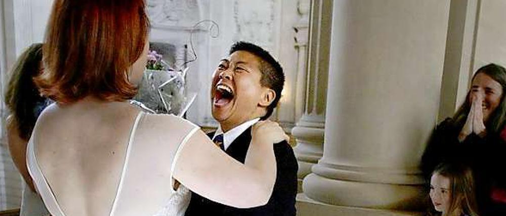 Zwei lesbische Frauen freuen sich über ihre Hochzeit in Kalifornien.