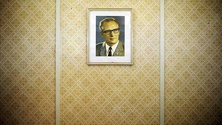 Nicht nur symbolisch anwesend: Ilona Fichtner erhielt Besuch von Erich Honecker. Die DDR feierte ihre Wohnung als die zweimillionste der Repubilk.