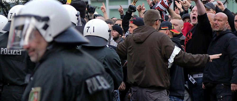 Solche Szenen auch bald in Berlin? Das Bild stammt von der Hooligan-Demo in Köln am 26. Oktober.