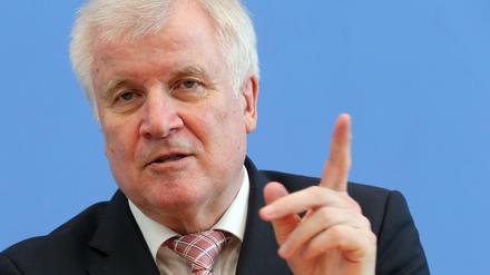 Fingerzeig links: Horst Seehofer (CSU), Bundesminister für Bauen, erhält Beifall von Lompscher. 