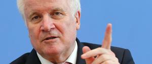 Fingerzeig links: Horst Seehofer (CSU), Bundesminister für Bauen, erhält Beifall von Lompscher. 