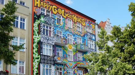 Kaum zu übersehen. Das farbenfrohe Hostel „Happy Go Lucky“.