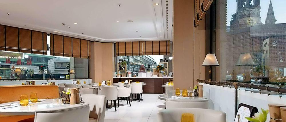 Restaurant mit Aussicht: Das "Roca" im Parterre des Hotels Waldorf Astoria.