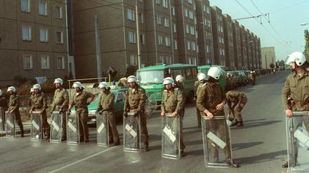 Polizisten blockieren im September 1991 eine Straße in Hoyerswerda.