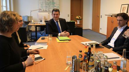 Bundesarbeitsminister Hubertus Heil beim Interview in seinem Büro mit Cordula Eubel (links) und Georg Ismar (rechts).