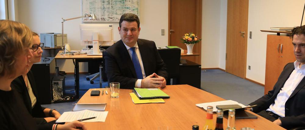 Bundesarbeitsminister Hubertus Heil beim Interview in seinem Büro mit Cordula Eubel (links) und Georg Ismar (rechts).