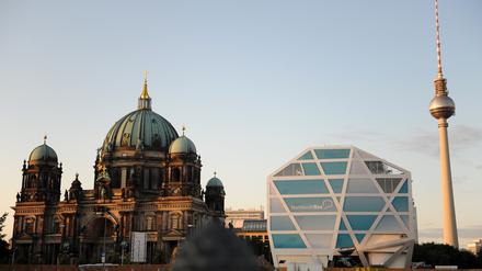 Berlins temporäre Mitte: 28 Meter ist die Box hoch und bleibt bestehen bis zur Schloss-Eröffnung, theoretisch bis 2019.
