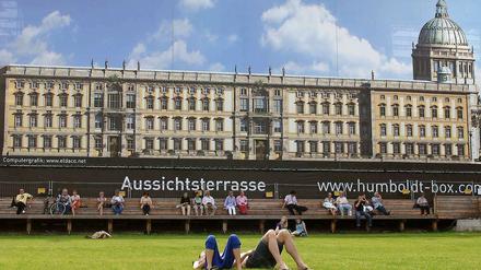 Berliner und Touristen sitzen am Sonntag vor der Humboldt-Box, die eine Simulation des Schlosses zeigt. Möglich, dass das Provisorium zur Dauereinrichtung wird.