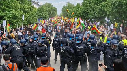 Kurden und Unterstützer demonstrieren gegen die türkische Politik und geraten kurzzeitig mit der Polizei aneinander. 