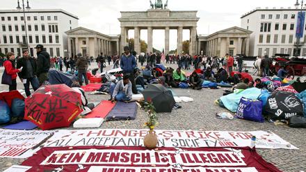 Symbolträchtiger Ort: Seit Montag ist eine Gruppe von Flüchtlingen vor dem Brandenburger Tor in einen Hungerstreik getreten.